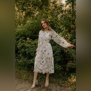 Abito Corto Steve Madden Cadi Mini Dress, In Chiffon Con Stampa Floreale, Maniche Lunghe E Ritagli In Vita, Lunghezza 77,5 Cm